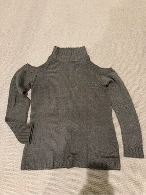 Sisters Gray Cold Shoulder Turtleneck Sweater Small

Description: